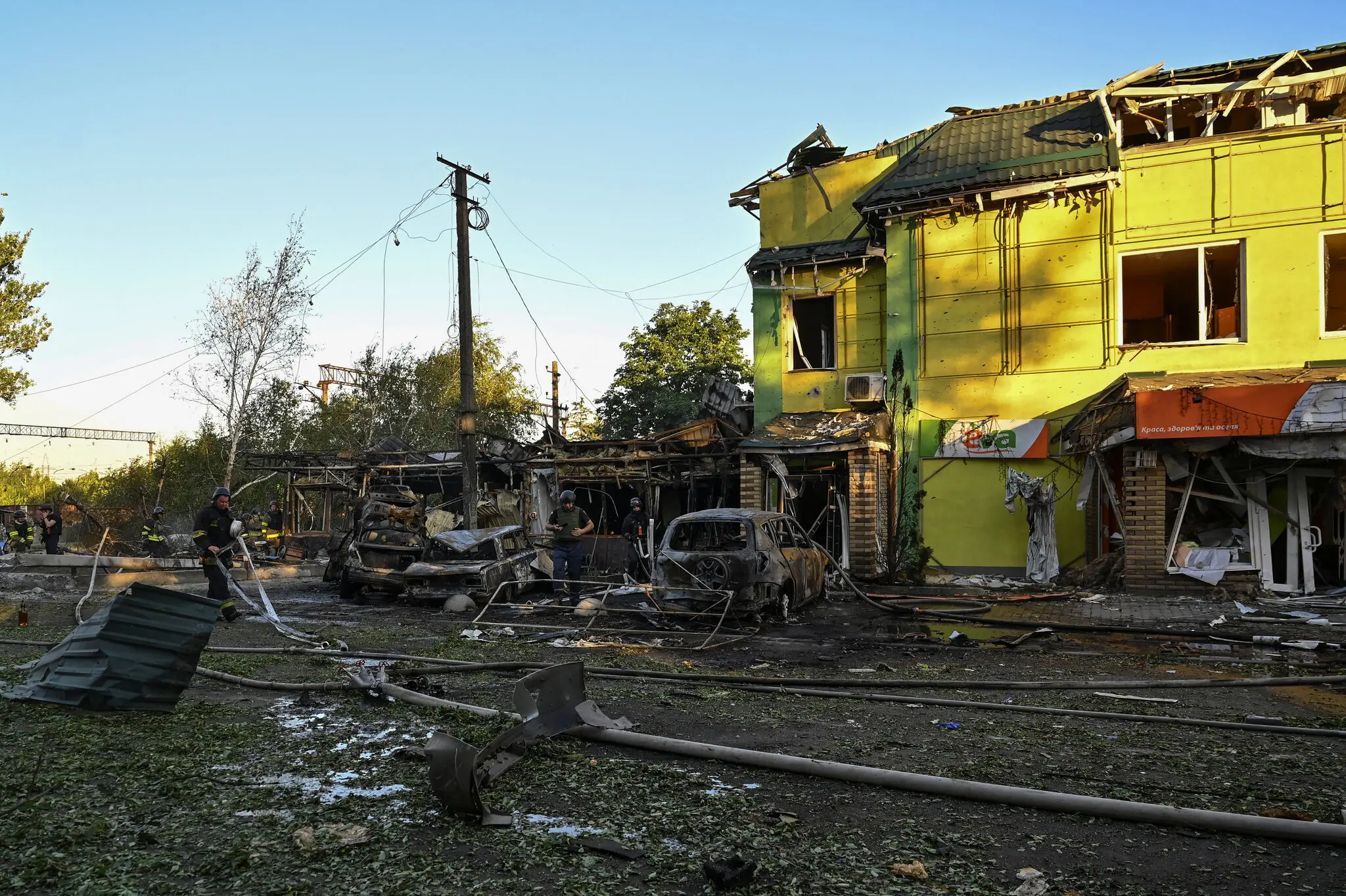 Пошкодження після російського ракетного удару по місту Вільнянськ на південному сході України в суботу
